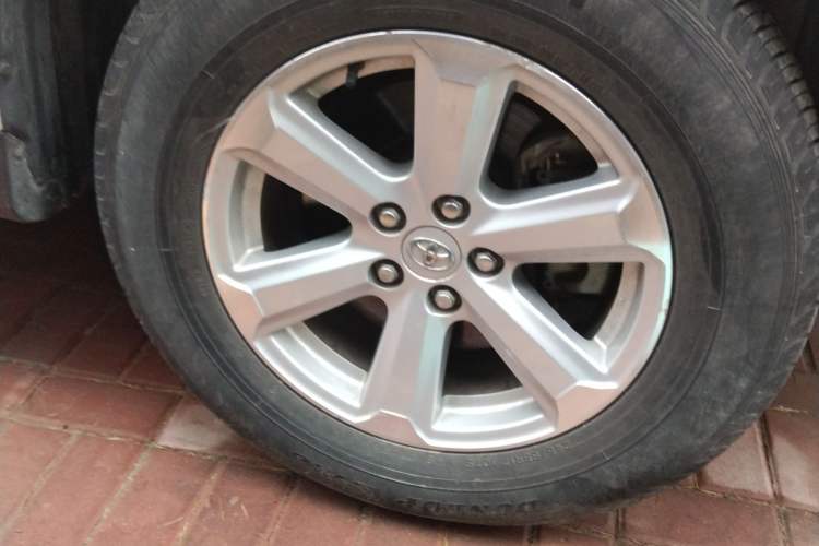 Used Toyota Highlander 2012 2.7L Two-Wheel Drive 7-Seater Elite Edition Right Front Wheel Hub