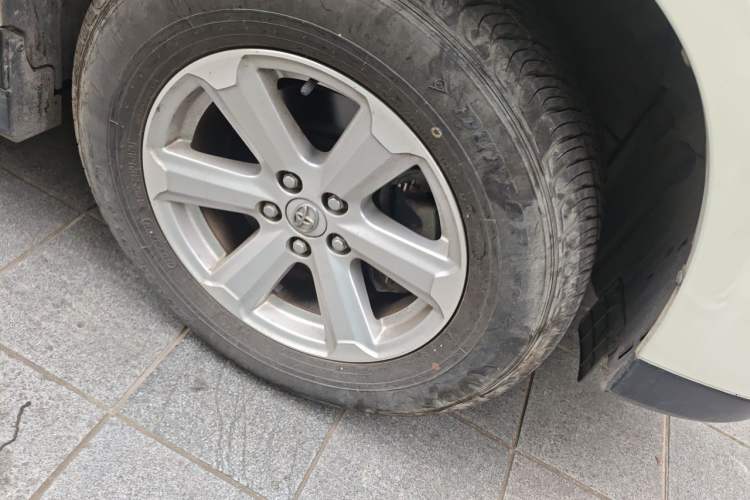 Used Toyota Highlander 2012 2.7L Two-Wheel Drive 7-Seater Elite Edition Right Front Wheel Hub