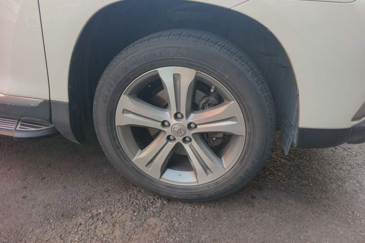 Used Toyota Highlander 2012 2.7L Two-Wheel Drive 7-Seater Luxury Edition Right Front Wheel Hub