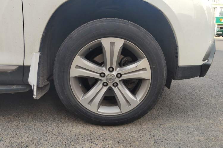 Used Toyota Highlander 2012 2.7L Two-Wheel Drive 7-Seater Luxury Edition Right Front Wheel Hub