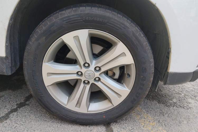 Used Toyota Highlander 2012 2.7L Two-Wheel Drive 7-Seater Luxury Edition Right Front Wheel Hub