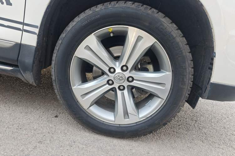 Used Toyota Highlander 2012 2.7L Two-Wheel Drive 7-Seater Luxury Edition Right Front Wheel Hub