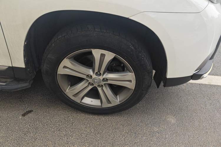 Used Toyota Highlander 2012 2.7L Two-Wheel Drive 7-Seater Luxury Edition Right Front Wheel Hub