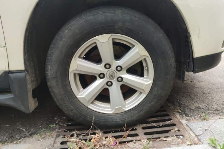 Used Toyota Highlander 2012 2.7L 2WD 5-Seater Elite Edition Right Front Wheel Hub