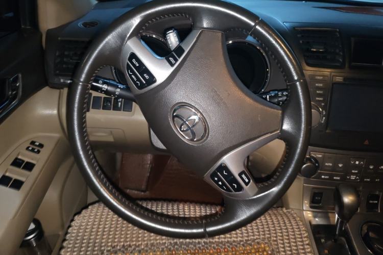 Used Toyota Highlander 2012 2.7L Two-Wheel Drive 7-Seater Luxury Edition Steering Wheel