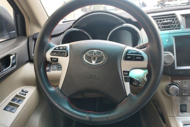Used Toyota Highlander 2012 2.7L Two-Wheel Drive 7-Seater Luxury Edition Steering Wheel