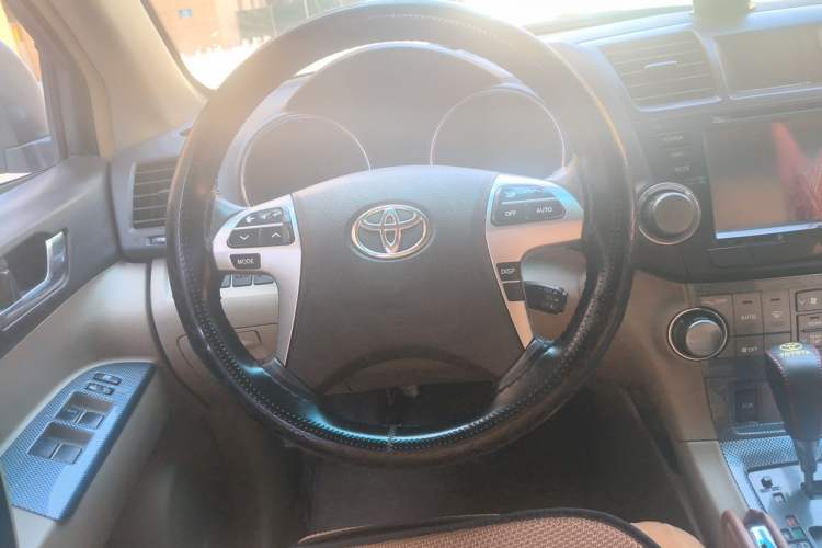 Used Toyota Highlander 2012 2.7L Two-Wheel Drive 7-Seater Luxury Edition Steering Wheel