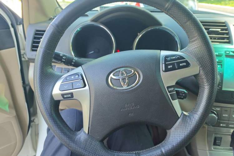 Used Toyota Highlander 2012 2.7L Two-Wheel Drive 7-Seater Luxury Edition Steering Wheel