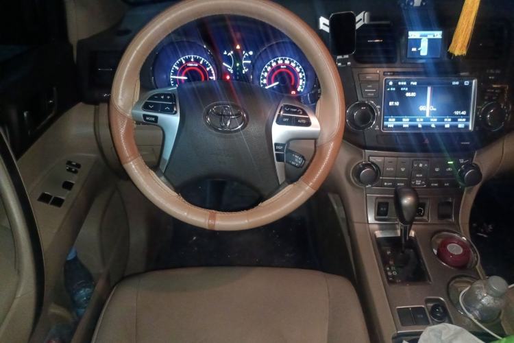 Used Toyota Highlander 2012 2.7L Two-Wheel Drive 7-Seater Luxury Edition Steering Wheel