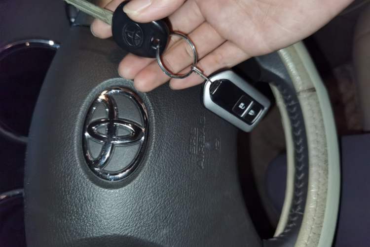 Used Toyota Highlander 2012 2.7L Two-Wheel Drive 5-Seater Sport Edition Vehicle Key