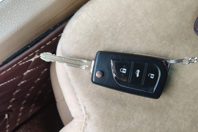 Used Toyota Highlander 2012 2.7L Two-Wheel Drive 7-Seater Luxury Edition Vehicle Key