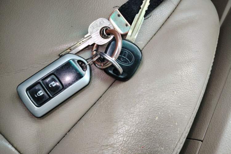 Used Toyota Highlander 2012 2.7L Two-Wheel Drive 7-Seater Luxury Edition Vehicle Key