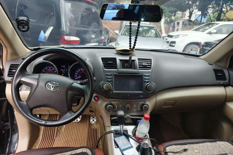 Used Toyota Highlander 2012 2.7L Two-Wheel Drive 7-Seater Elite Edition Center Console