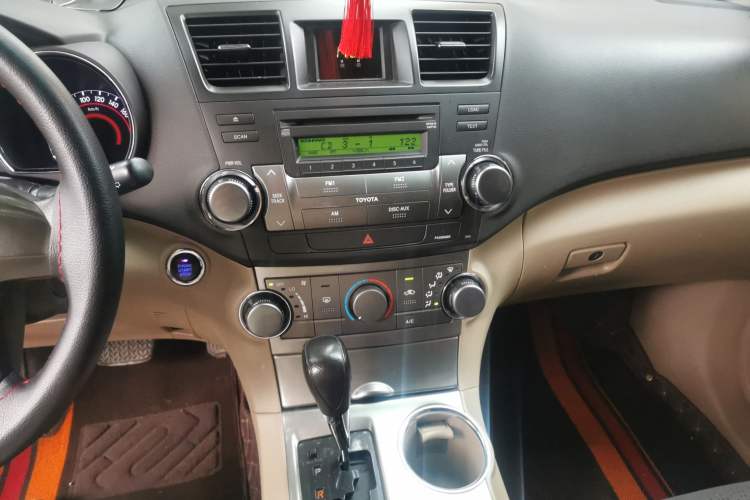 Used Toyota Highlander 2013 2.7L Two-Wheel Drive 5-Seater Purple Gold Edition Audio And AC Panel