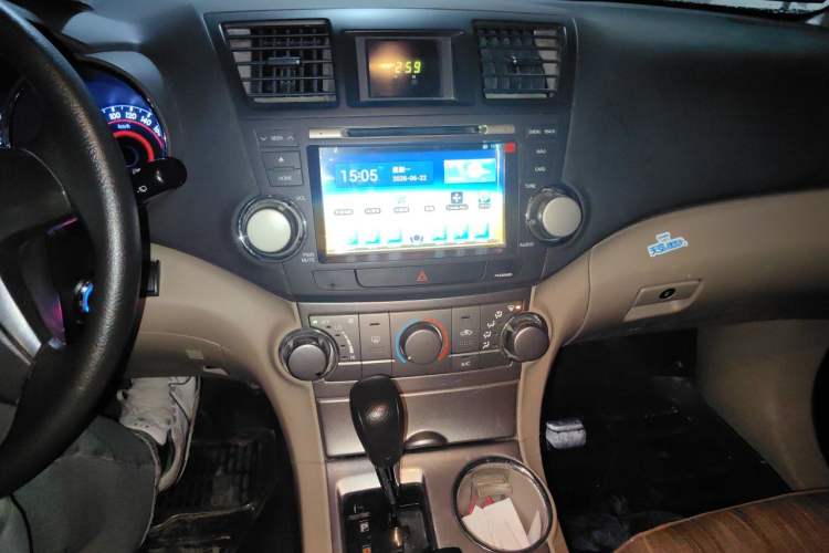 Used Toyota Highlander 2013 2.7L Two-Wheel Drive 5-Seater Purple Gold Edition Audio And AC Panel
