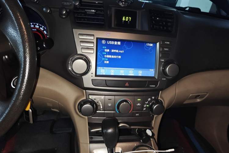 Used Toyota Highlander 2013 2.7L Two-Wheel Drive 5-Seater Purple Gold Edition Audio And AC Panel