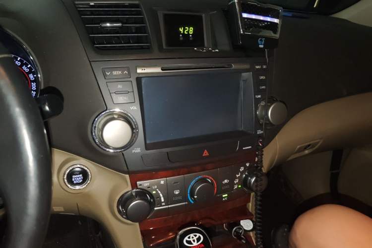 Used Toyota Highlander 2013 2.7L Two-Wheel Drive 5-Seater Purple Gold Edition Audio And AC Panel