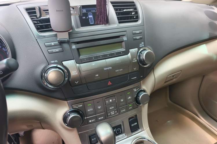 Used Toyota Highlander 2013 2.7L Two-Wheel Drive 7-Seater Zijin Edition Audio And AC Panel
