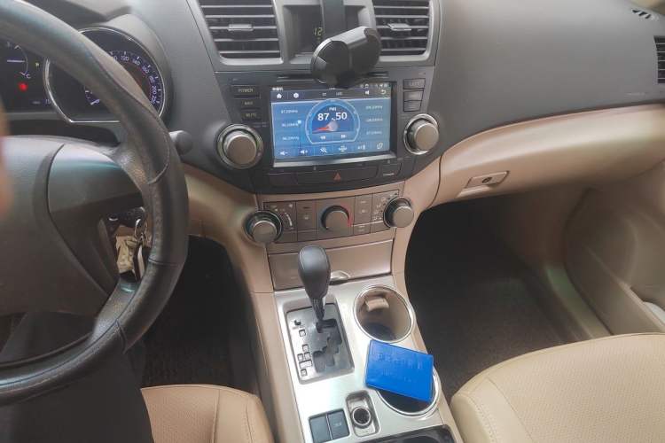 Used Toyota Highlander 2013 2.7L Two-Wheel Drive 5-Seater Purple Gold Edition Audio And AC Panel