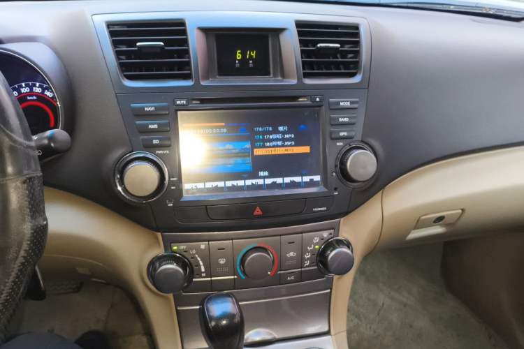Used Toyota Highlander 2013 2.7L Two-Wheel Drive 5-Seater Purple Gold Edition Audio And AC Panel