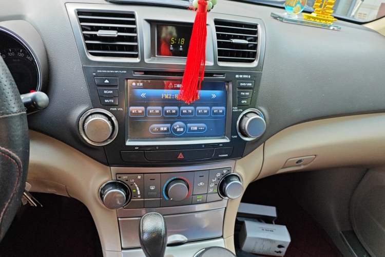 Used Toyota Highlander 2013 2.7L Two-Wheel Drive 5-Seater Purple Gold Edition Audio And AC Panel