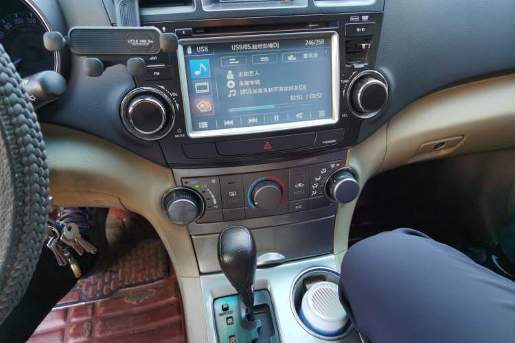 Used Toyota Highlander 2013 2.7L Two-Wheel Drive 5-Seater Purple Gold Edition Audio And AC Panel