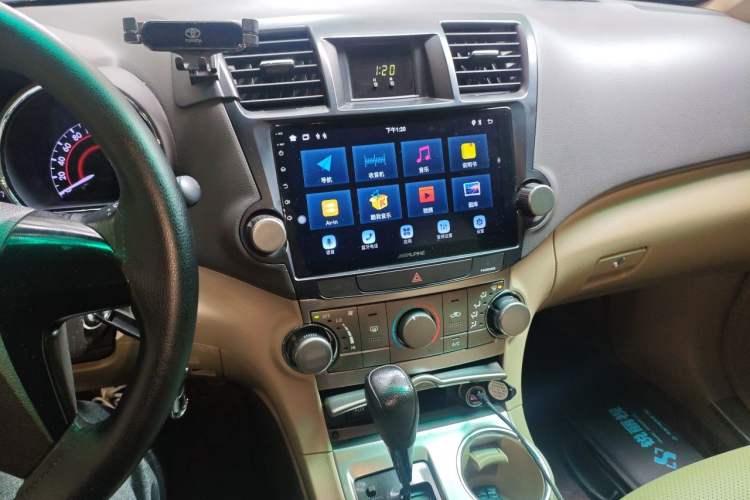 Used Toyota Highlander 2013 2.7L Two-Wheel Drive 5-Seater Purple Gold Edition Audio And AC Panel