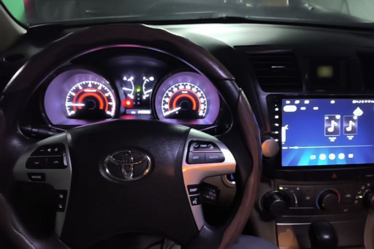 Used Toyota Highlander 2013 2.7L Two-Wheel Drive 5-Seater Purple Gold Edition Center Console