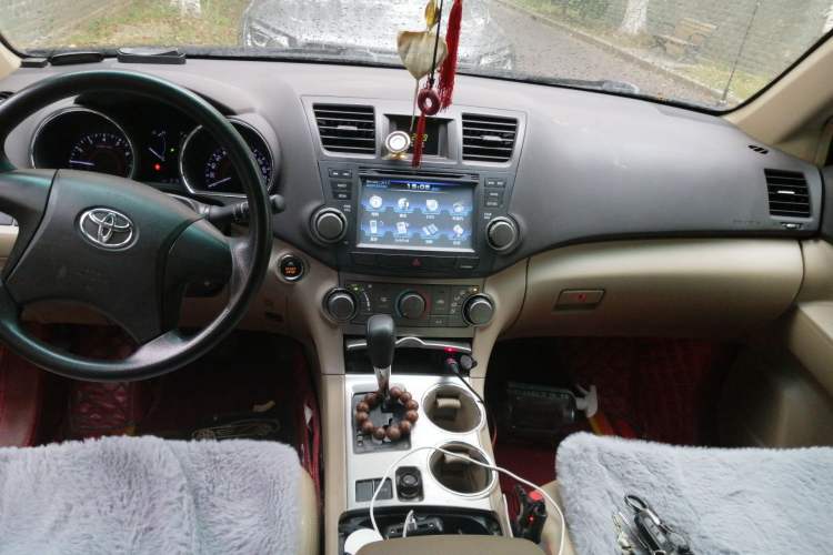 Used Toyota Highlander 2013 2.7L Two-Wheel Drive 5-Seater Purple Gold Edition Center Console