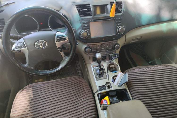 Used Toyota Highlander 2013 2.7L Two-Wheel Drive 7-Seater Zijin Edition Center Console