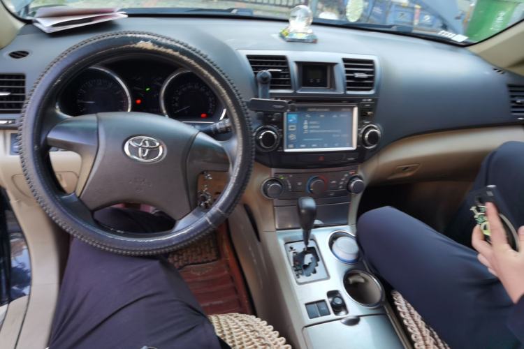 Used Toyota Highlander 2013 2.7L Two-Wheel Drive 5-Seater Purple Gold Edition Center Console
