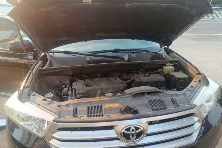 Used Toyota Highlander 2013 2.7L Two-Wheel Drive 5-Seater Purple Gold Edition Engine Bay