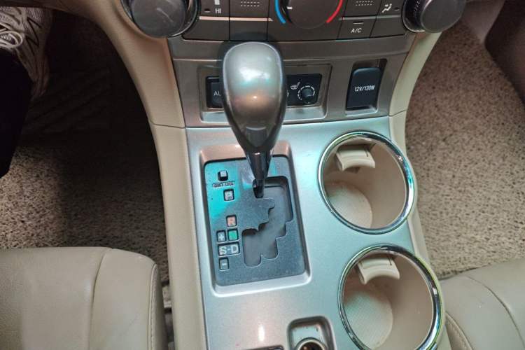 Used Toyota Highlander 2013 2.7L Two-Wheel Drive 5-Seater Purple Gold Edition Gear Lever