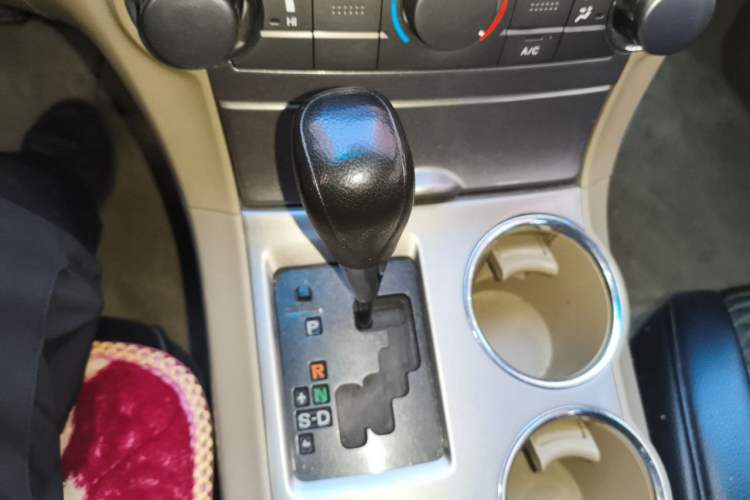 Used Toyota Highlander 2013 2.7L Two-Wheel Drive 5-Seater Purple Gold Edition Gear Lever