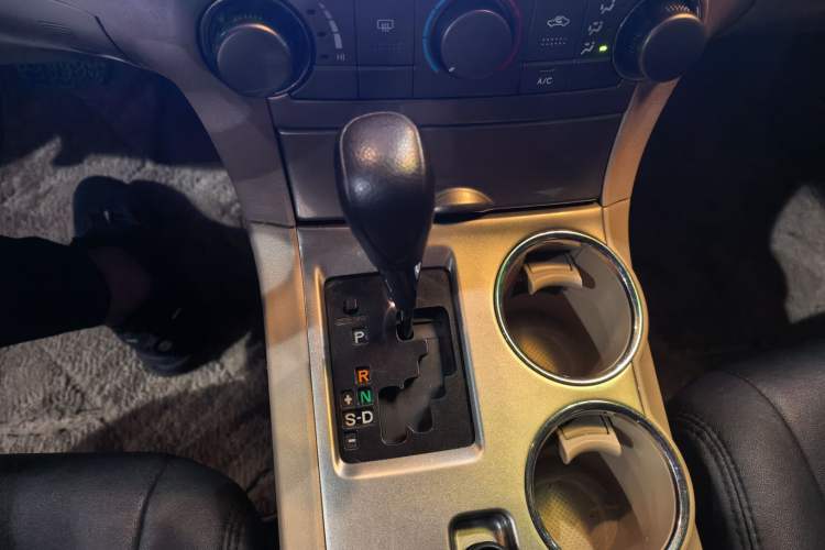 Used Toyota Highlander 2013 2.7L Two-Wheel Drive 5-Seater Purple Gold Edition Gear Lever