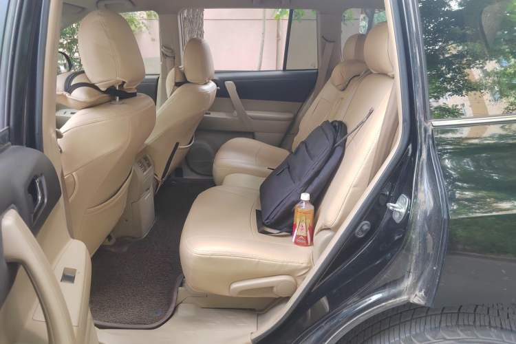 Used Toyota Highlander 2013 2.7L Two-Wheel Drive 5-Seater Purple Gold Edition Left Rear Seat