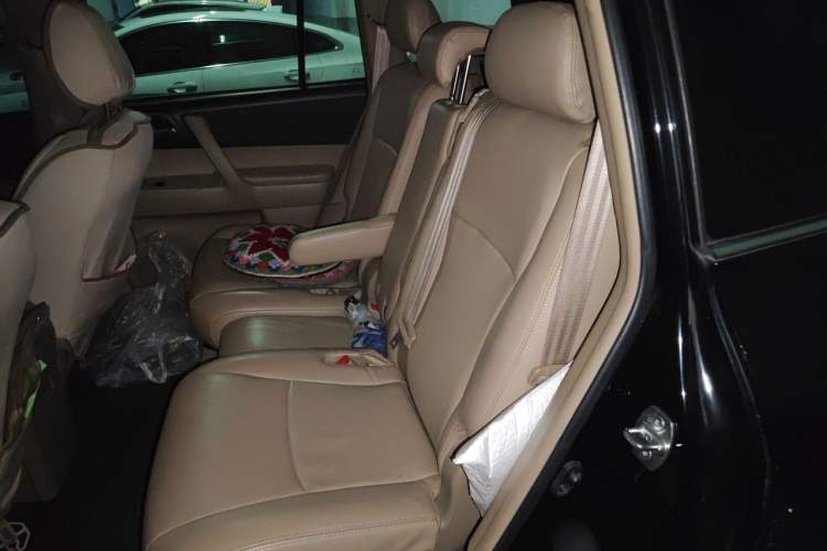 Used Toyota Highlander 2013 2.7L Two-Wheel Drive 5-Seater Purple Gold Edition Left Rear Seat
