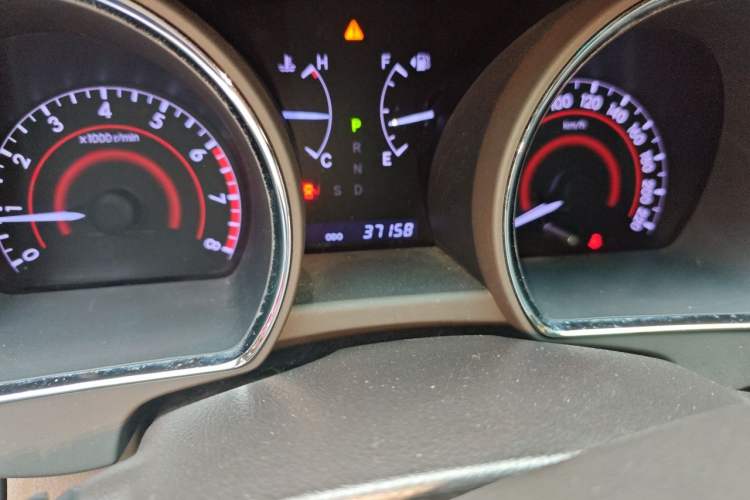 Used Toyota Highlander 2013 2.7L Two-Wheel Drive 5-Seater Purple Gold Edition Odometer Close Up