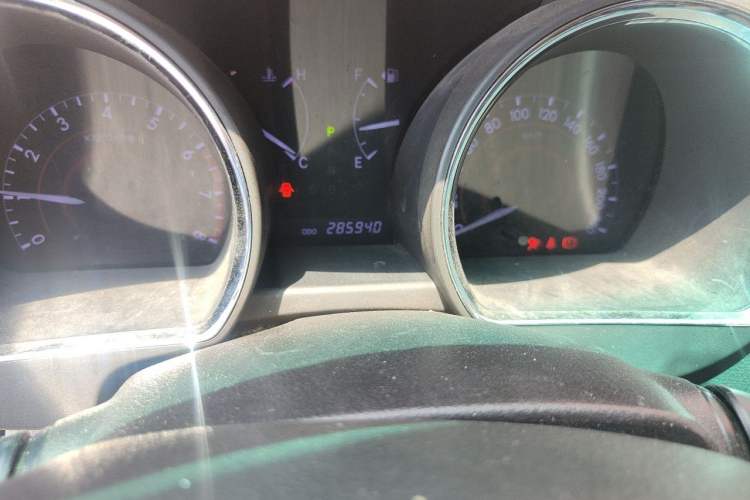 Used Toyota Highlander 2013 2.7L Two-Wheel Drive 5-Seater Purple Gold Edition Odometer Close Up