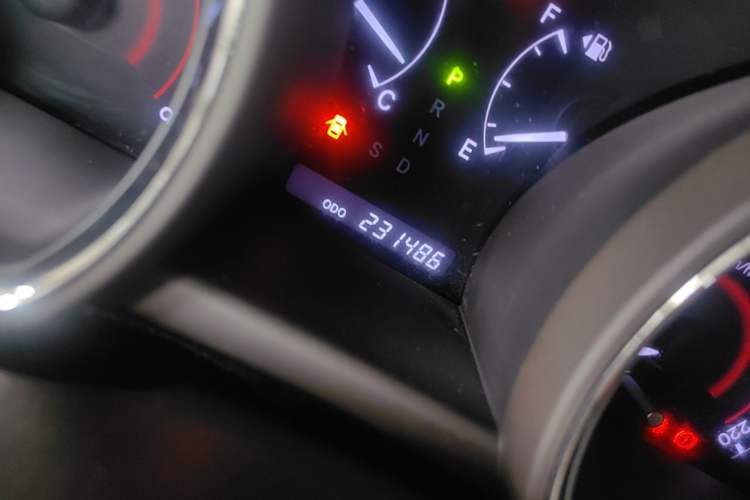 Used Toyota Highlander 2013 2.7L Two-Wheel Drive 7-Seater Zijin Edition Odometer Close Up