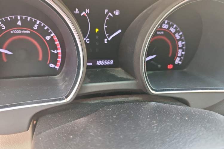 Used Toyota Highlander 2013 2.7L Two-Wheel Drive 5-Seater Purple Gold Edition Odometer Close Up