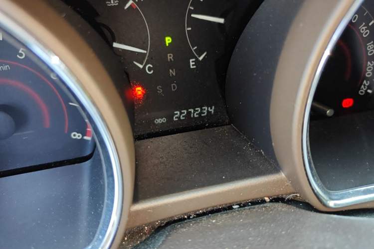 Used Toyota Highlander 2013 2.7L Two-Wheel Drive 5-Seater Purple Gold Edition Odometer Close Up