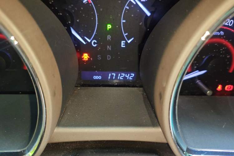 Used Toyota Highlander 2013 2.7L Two-Wheel Drive 5-Seater Purple Gold Edition Odometer Close Up