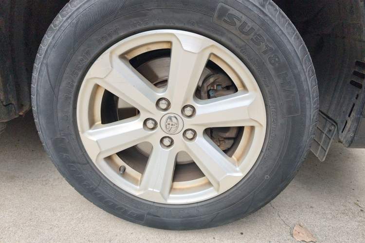 Used Toyota Highlander 2013 2.7L Two-Wheel Drive 5-Seater Purple Gold Edition Right Front Wheel Hub