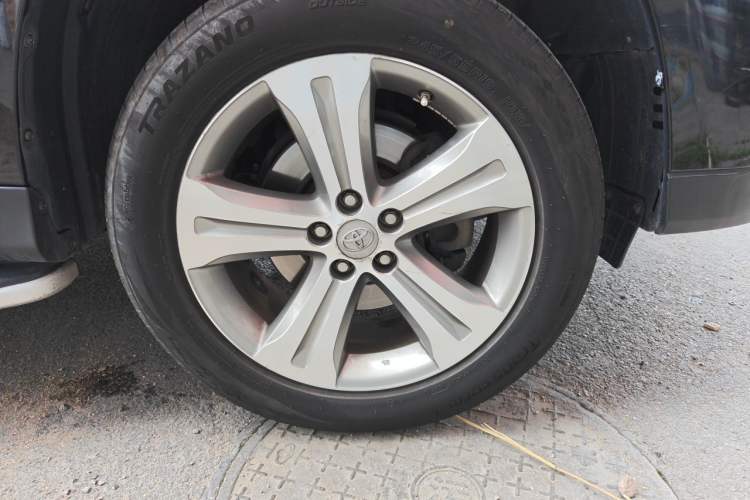 Used Toyota Highlander 2013 2.7L Two-Wheel Drive 5-Seater Purple Gold Edition Right Front Wheel Hub