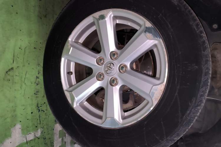 Used Toyota Highlander 2013 2.7L Two-Wheel Drive 5-Seater Purple Gold Edition Right Front Wheel Hub