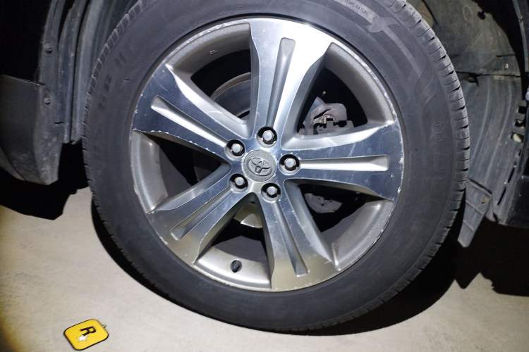 Used Toyota Highlander 2013 2.7L Two-Wheel Drive 7-Seater Zijin Edition Right Front Wheel Hub