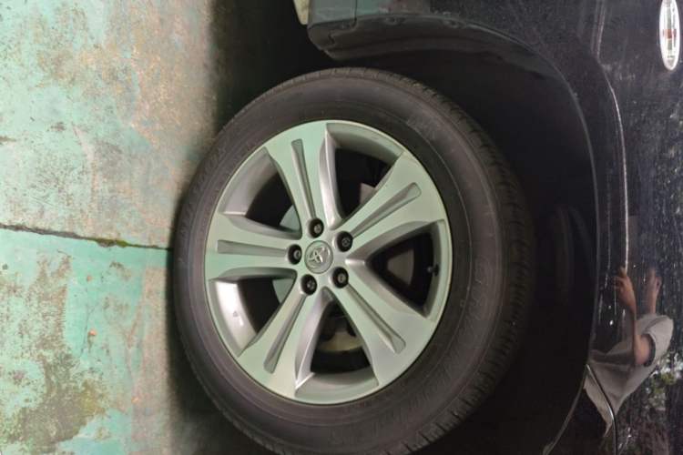 Used Toyota Highlander 2013 2.7L Two-Wheel Drive 5-Seater Purple Gold Edition Right Front Wheel Hub