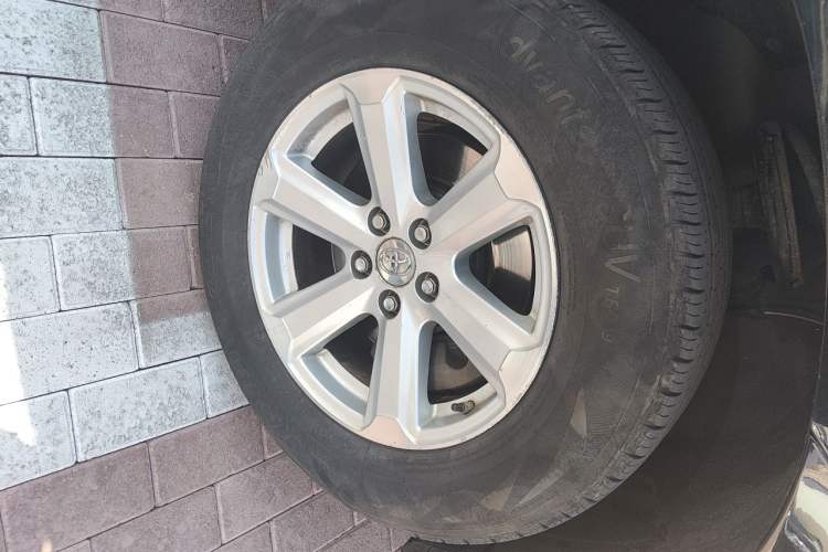 Used Toyota Highlander 2013 2.7L Two-Wheel Drive 5-Seater Purple Gold Edition Right Front Wheel Hub