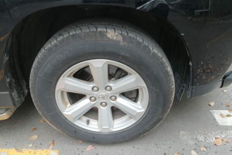 Used Toyota Highlander 2013 2.7L Two-Wheel Drive 5-Seater Purple Gold Edition Right Front Wheel Hub